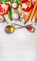 verduras para una cocina saludable con cucharas sobre fondo claro