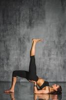 la mujer de yoga foto
