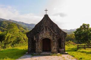 pequeña iglesia en las montañas foto
