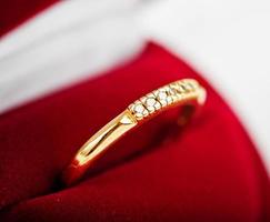 anillo de diamantes en una caja de terciopelo rojo foto