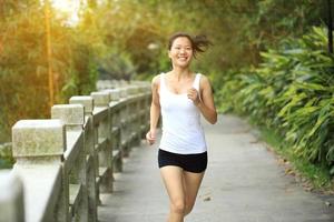 mujer de estilo de vida saludable corriendo foto