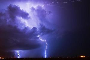 tormenta sobre un campo de aviación foto