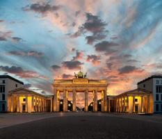 Puerta de Brandenburgo al atardecer foto