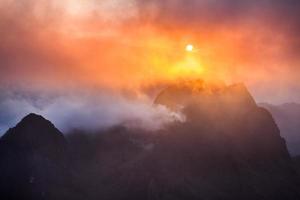 puesta de sol en el pico de la montaña foto