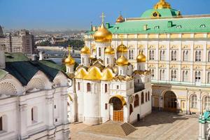 La vista superior de la catedral de la Anunciación en el Kremlin foto