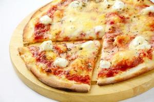 Pizza con queso feta, jamón, piña y queso, de cerca