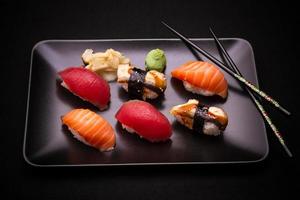 sushi de anguila, salmón y atún con palillos