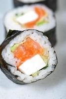 selección de surtido de combinación de sushi fresco foto