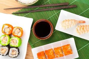 sushi maki y sushi de camarones foto