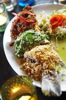 cerrar pescado tailandés al curry frito