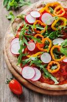 pizza vegana con rábano, tomate y pimentón foto