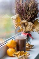 vaso de cacao y mandarina foto