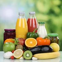 vegetariano comiendo frutas, verduras y jugo de naranja foto