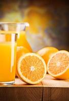 cortar naranjas y jugo en vaso foto