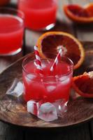 jugo de naranja roja fresca en un vaso foto