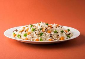 Pulav indio o verduras arroz o verduras biryani fondo naranja foto