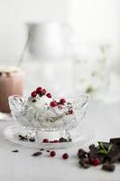 stracciatella icecream with berries