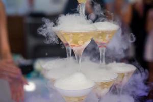 línea de cócteles de alcohol de diferentes colores en una fiesta al aire libre foto