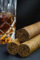 cigarro con vaso de whisky foto