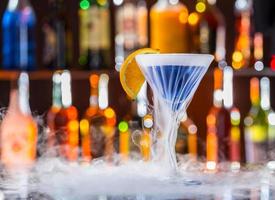bebida de martini en barra de bar foto
