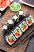 rollo de sushi con salmón y camarones