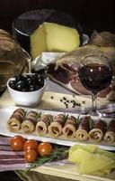 Juego de mesa de jamón de Parma, aceitunas negras, queso manchego y pan