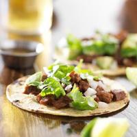 tacos mexicanos con tortilla de res y maíz foto