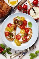 sándwiches de tomate y albahaca foto