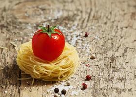 pasta seca fidellini y tomates orgánicos frescos