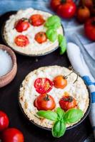 quiche con queso de cabra, tomates cherry y albahaca foto