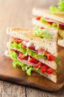 sandwich con jamón tomate y lechuga foto