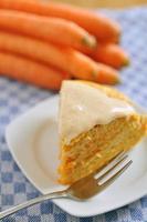 pastel de zanahoria con queso crema batido foto