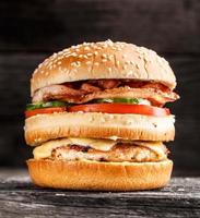hamburguesa doble con pollo, tocino y verduras foto