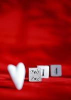 Corazón blanco y tres cubos para el día de San Valentín. foto