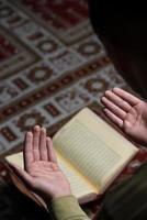 joven musulmán leyendo el Corán
