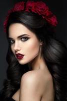 Retrato de la muchacha de belleza modelo de moda con peinado de rosas. labios rojos