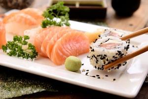 comida japonesa - sashimi y sushi foto