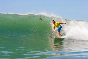 surfeando una ola.