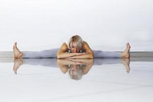 Chica haciendo yoga y gimnasia en el pasillo foto