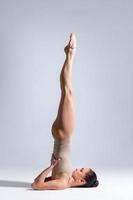 mujer de yoga foto
