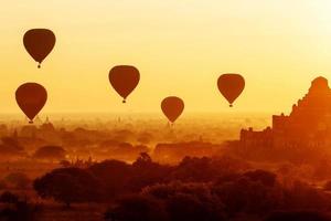 globos aerostáticos sobre templos budistas al amanecer. Bagan, Myanmar.
