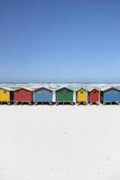 fila de coloridas cabañas de playa