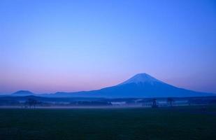Monte Fuji y un pequeño estanque al amanecer