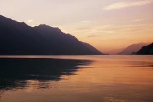 atardecer en el lago suizo