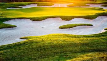 puesta de sol verde golf foto