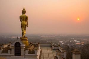 Buda de pie en una provincia de montaña nan, Tailandia