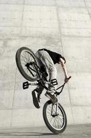 joven ciclista de bmx foto