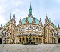 Hermoso ayuntamiento de Hamburgo con fuente de higiene del patio, Alemania foto