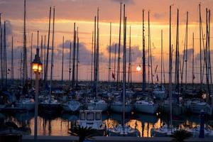puesta de sol en el puerto deportivo foto