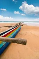barco de pescadores en la playa de sri lanka foto